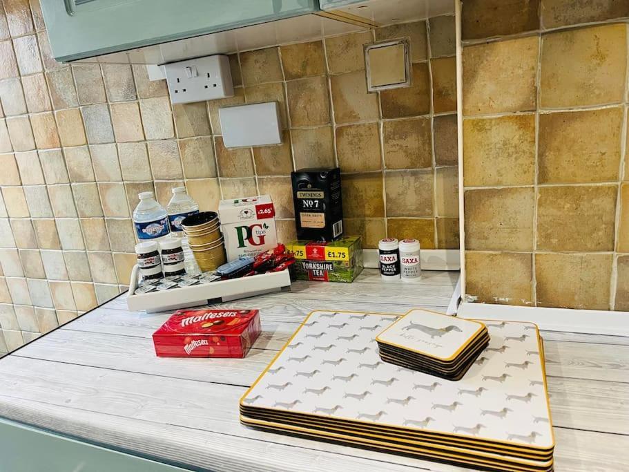 The White House - Cheerful 3 Bedroom Home In Wigan - Ince - Sleeps 7 - Parking - Work Space - Great Motorway Links エクステリア 写真