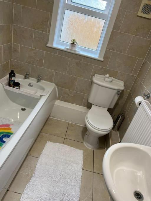 The White House - Cheerful 3 Bedroom Home In Wigan - Ince - Sleeps 7 - Parking - Work Space - Great Motorway Links エクステリア 写真