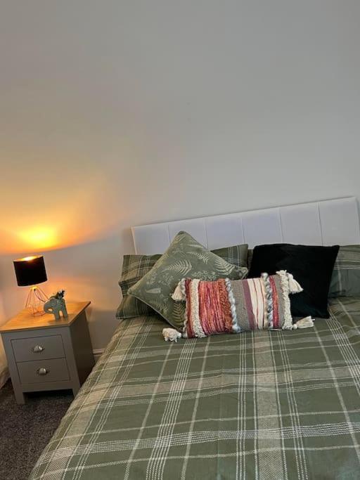 The White House - Cheerful 3 Bedroom Home In Wigan - Ince - Sleeps 7 - Parking - Work Space - Great Motorway Links エクステリア 写真