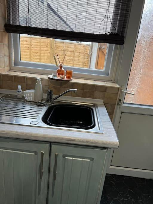 The White House - Cheerful 3 Bedroom Home In Wigan - Ince - Sleeps 7 - Parking - Work Space - Great Motorway Links エクステリア 写真